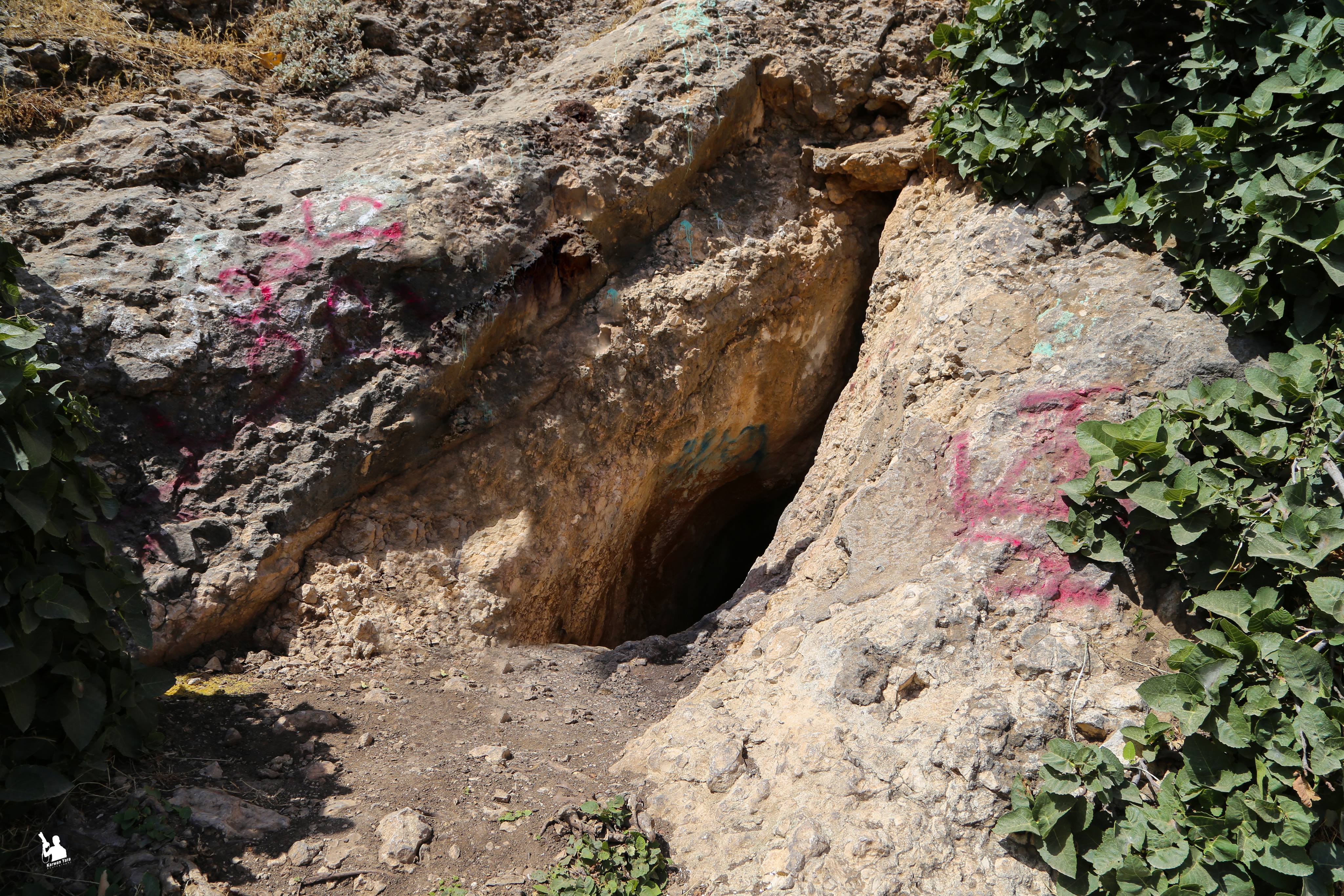 يقع كهف كونبا في جبل كولان على مقربة من بلدة دربنديخان ضمن محافظة السليمانية بإقليم كوردستان